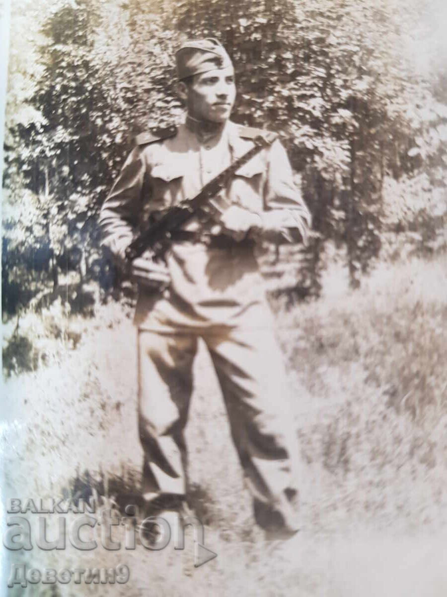 Δημοπρασία Στρατιώτης με αυτόματο σε εξωτερικό χώρο