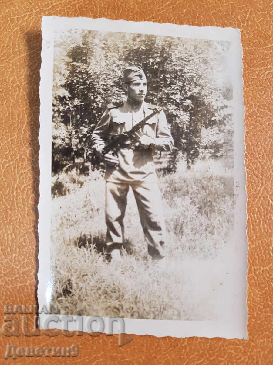 Στρατιώτης με αυτόματο σε εξωτερικό χώρο