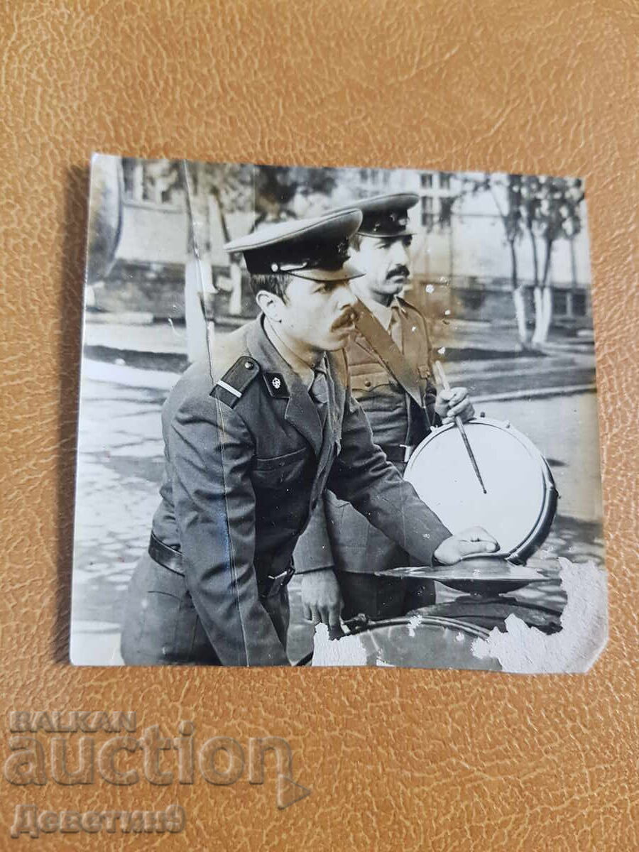 Δύο κρουστοί από στρατιωτική ορχήστρα