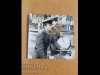 Doi percuționiști dintr-o fanfară militară