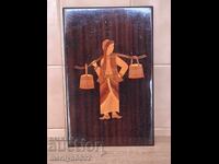 Πίνακας σε ξύλινη κορνίζα ΙΝΤΑΡΣΙΑ κοπέλα με στάμνες για νερό