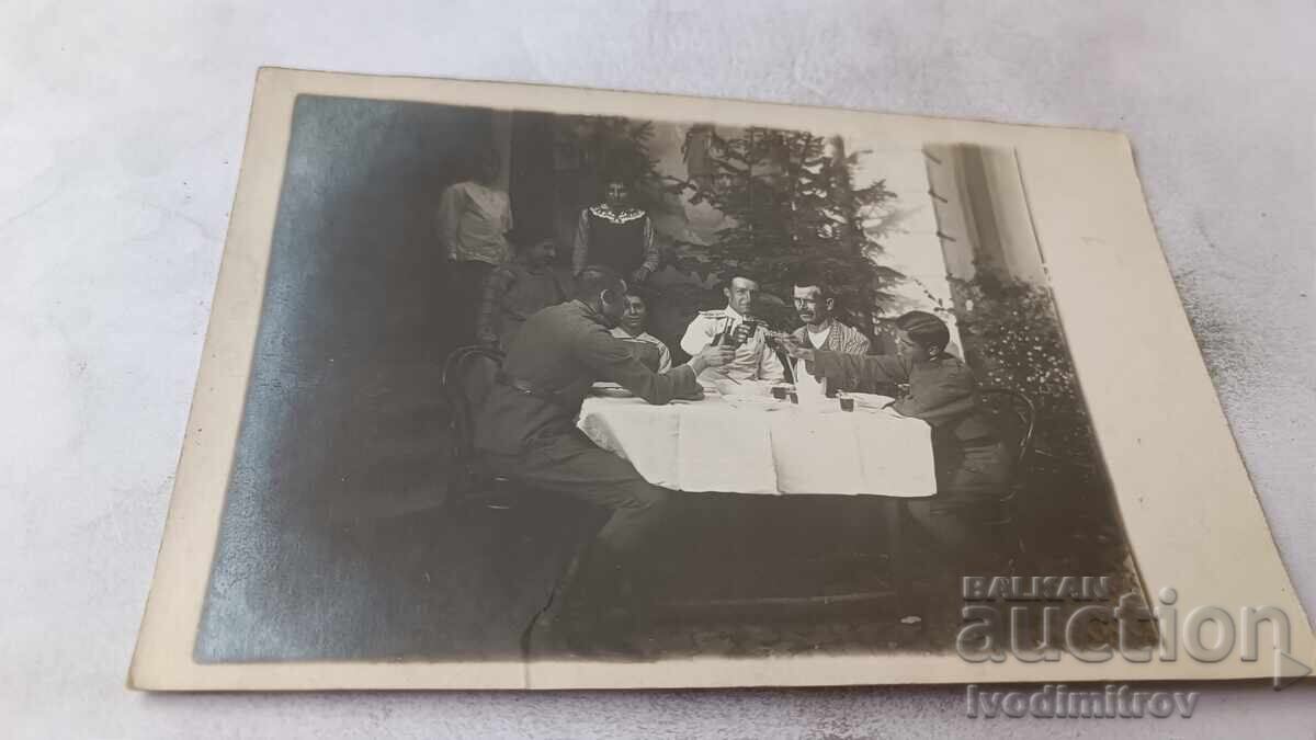 Φωτογραφία αξιωματικοί άνδρας και γυναίκα που πίνουν στο τραπέζι