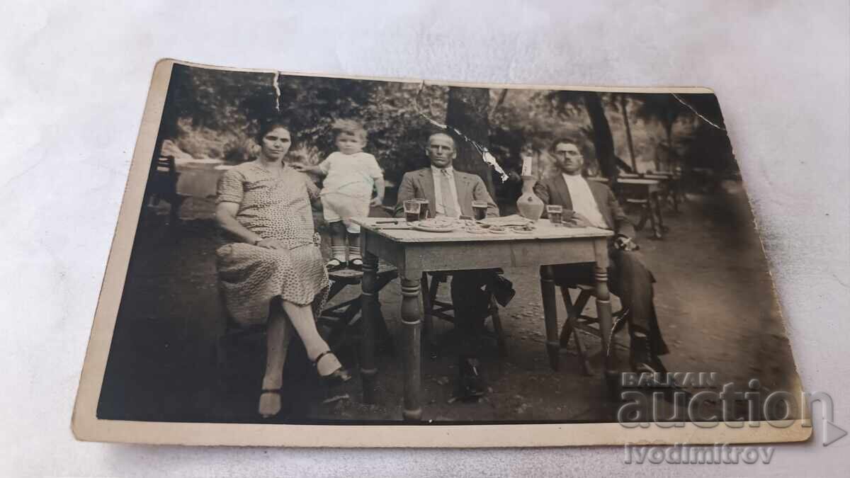 Fotografie Pekrut, Siria Doi bărbați și o femeie la o băutură la masă