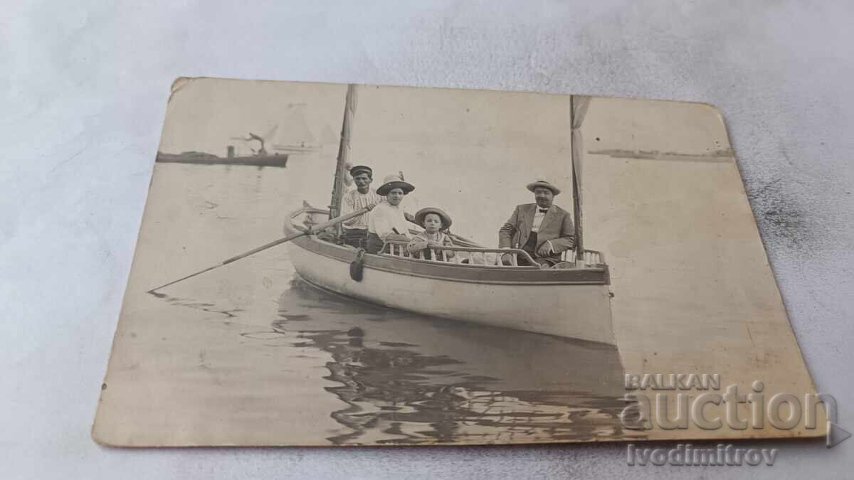 Fotografie Abbazia Bărbat femei și băiat cu barca pe mare 1912