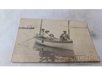 Fotografie Abbazia Bărbat femei și băiat cu barca pe mare 1912