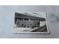 Снимка Офицери и войници на перон на гарата