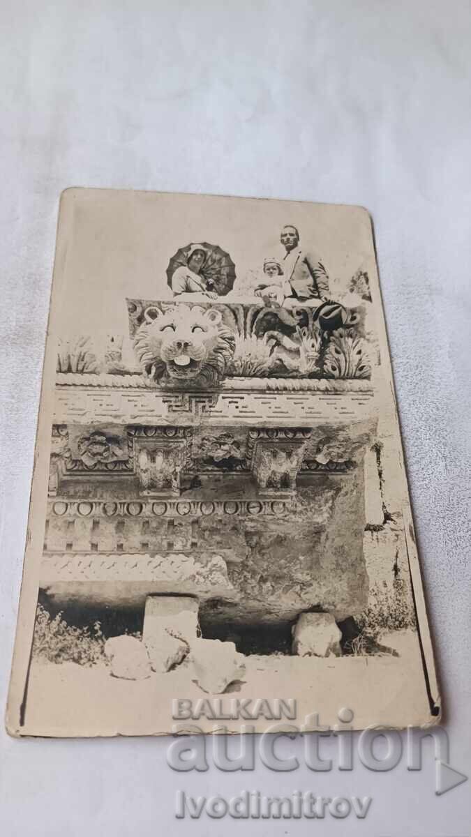 Fotografie bărbat femeie băiat și fete într-o excursie în Siria