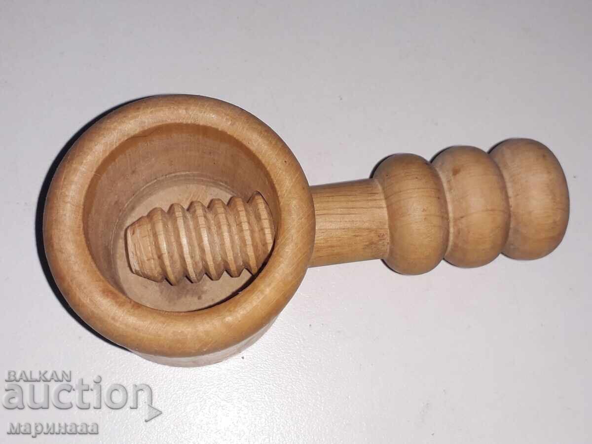 SPĂRGĂTOR DE NUCI. LEMN cu preț € 2.20 | 4.30 BGN