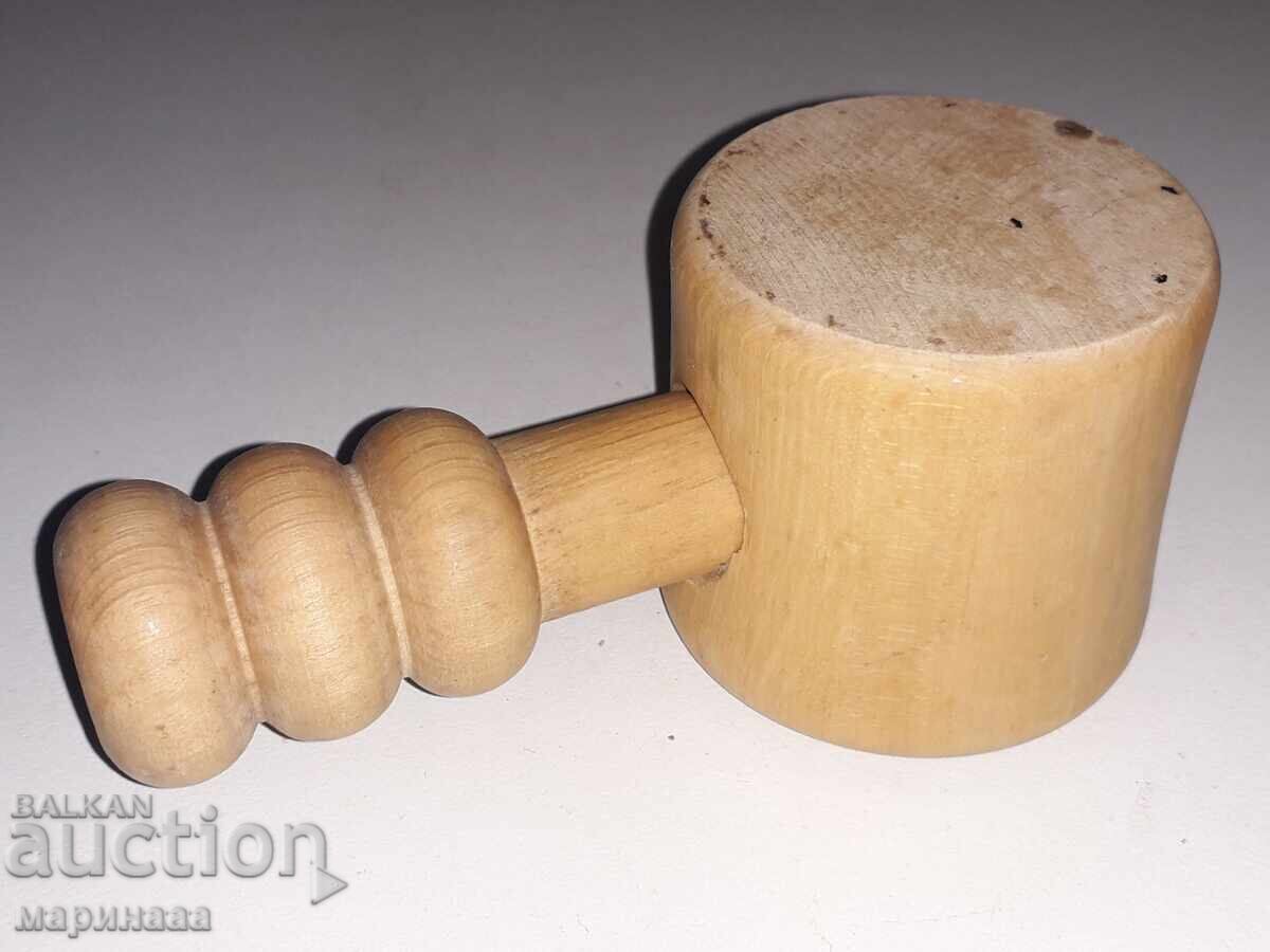 Licitație SPĂRGĂTOR DE NUCI. LEMN