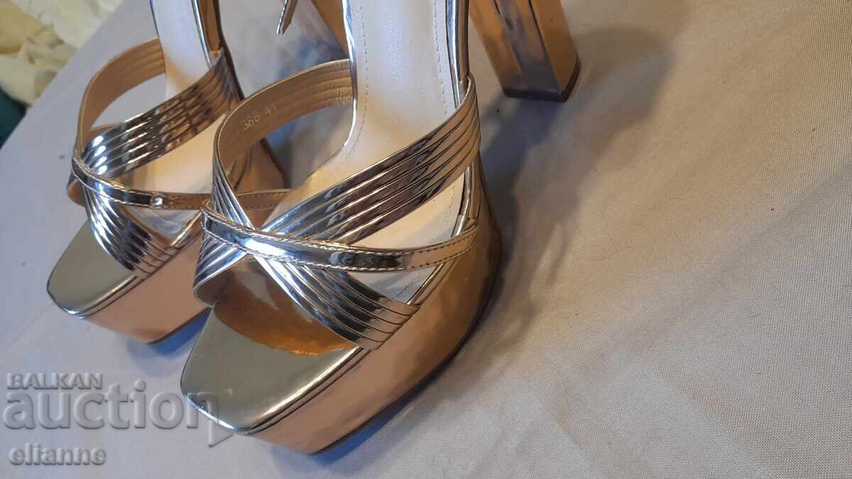 Χρυσά ψηλοτάκουνα πέδιλα ΑΦΟΡΕΤΑ с цена € 18.00 | 35.20 лв.