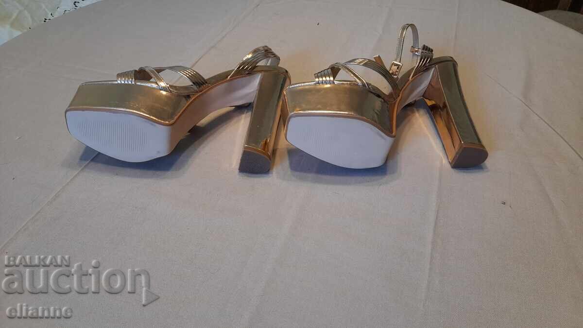Аукцион Χρυσά ψηλοτάκουνα πέδιλα ΑΦΟΡΕΤΑ
