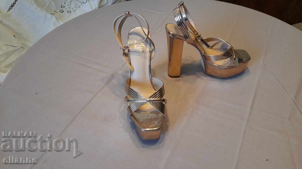 Доставка на Χρυσά ψηλοτάκουνα πέδιλα ΑΦΟΡΕΤΑ