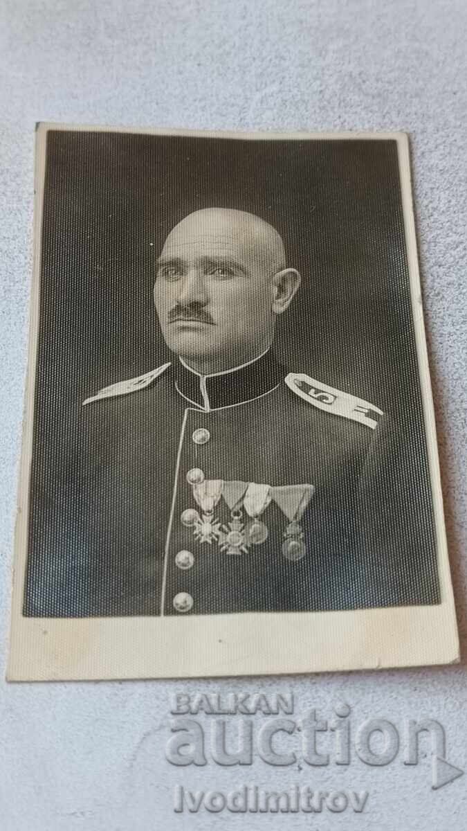 Fotografie ofițer cu ordine și cruci pentru curaj