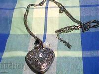 красиво старо колие и сърци