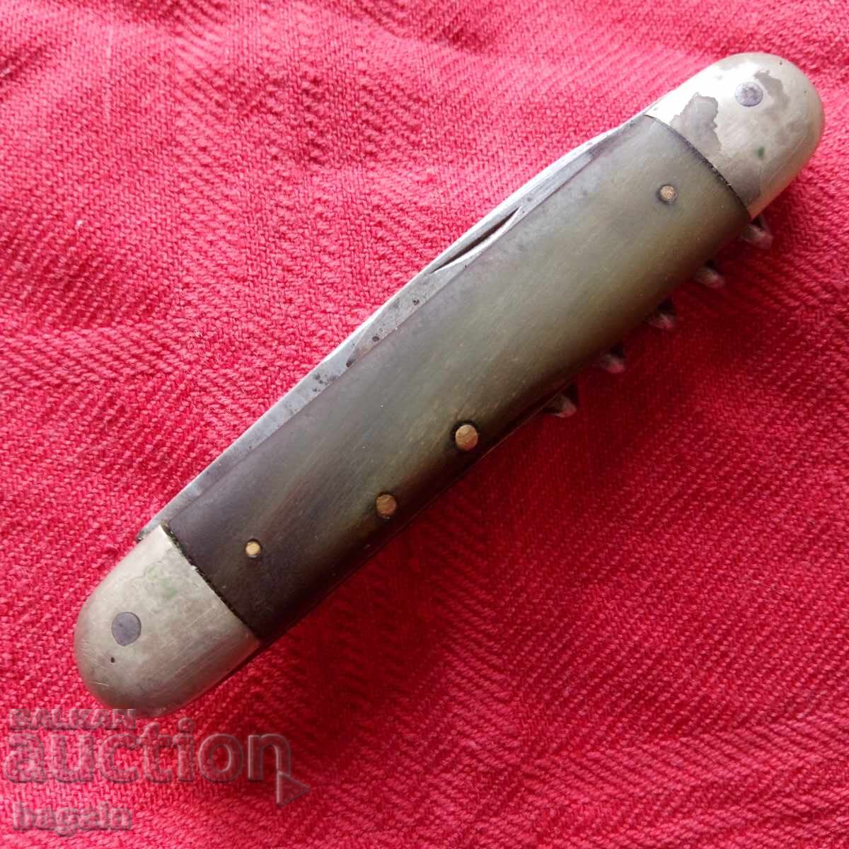 Licitație Cuțit din secolul al XIX-lea cu plăsele din corn