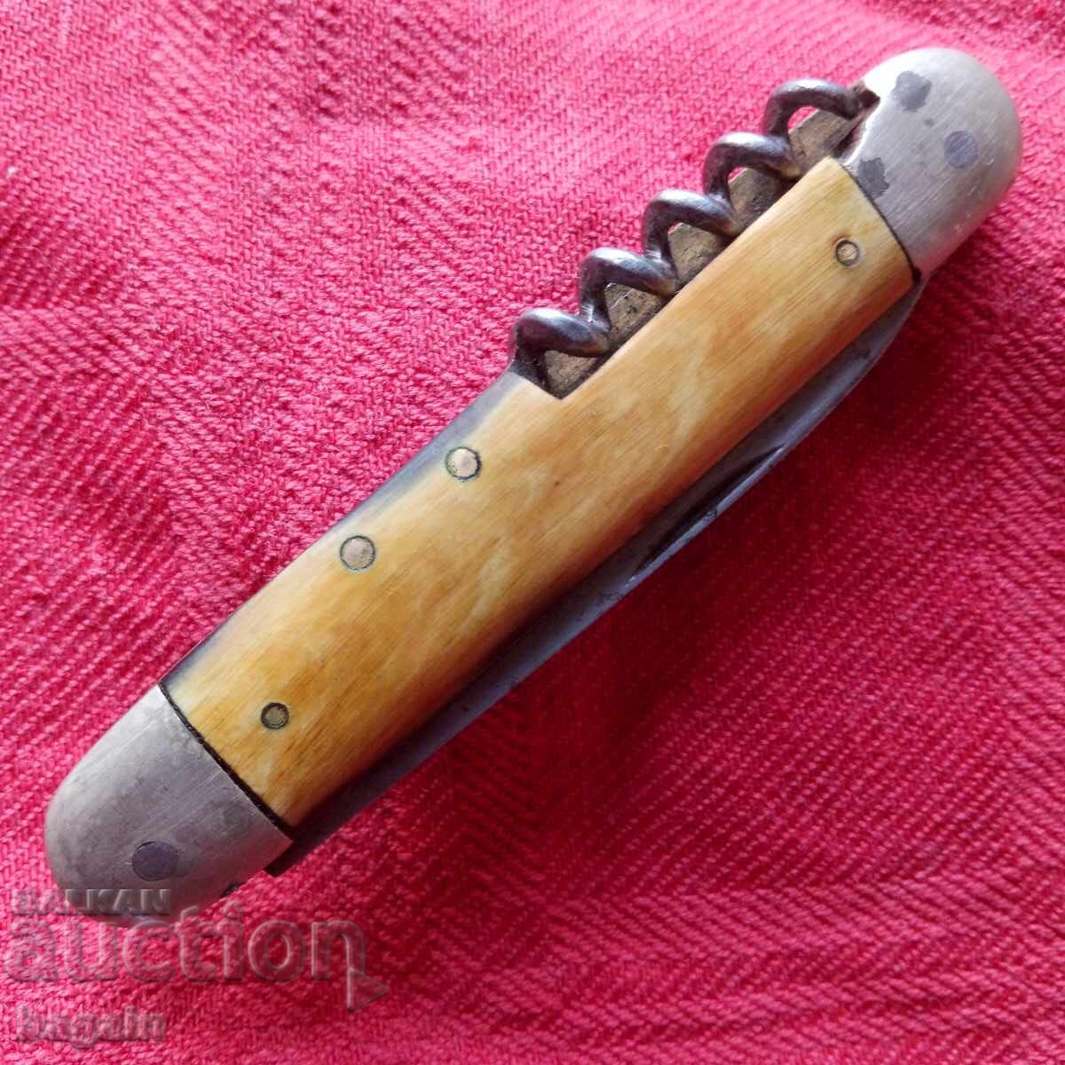 Cuțit din secolul al XIX-lea cu plăsele din corn