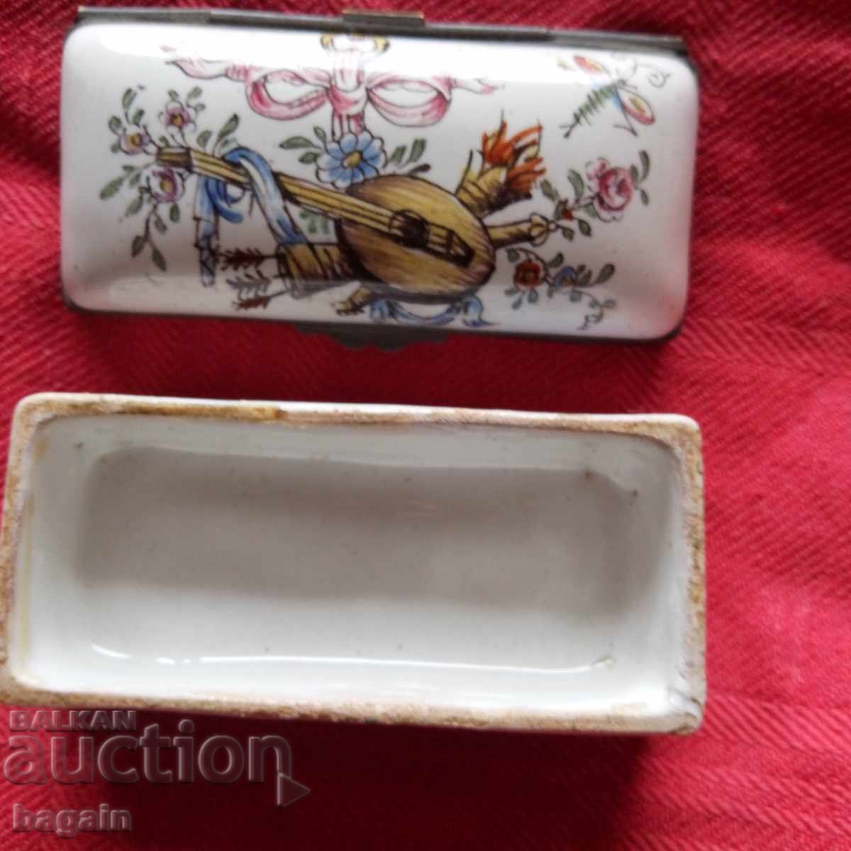 Auction  18th century box.