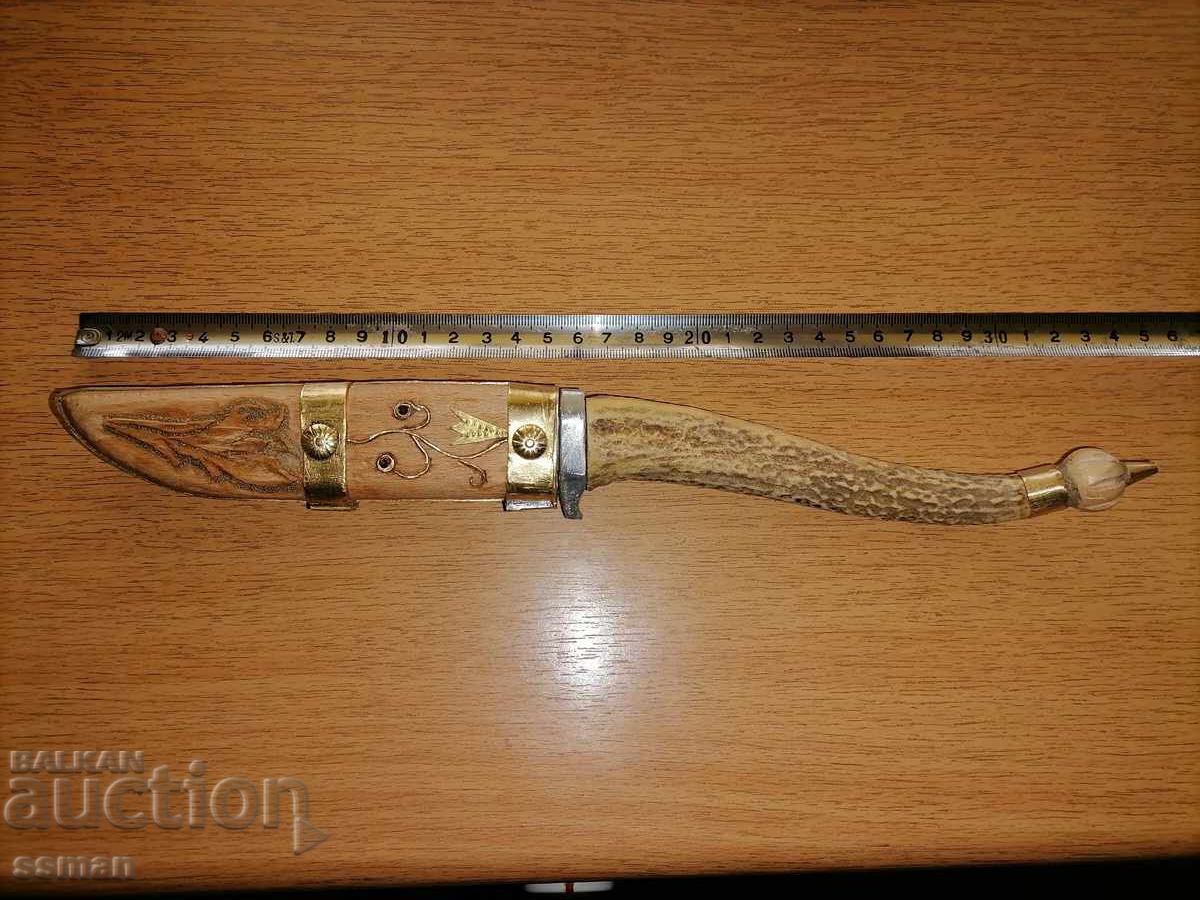 Cuțit cu mâner din corn sculptat cu preț € 40.00 | 78.23 BGN