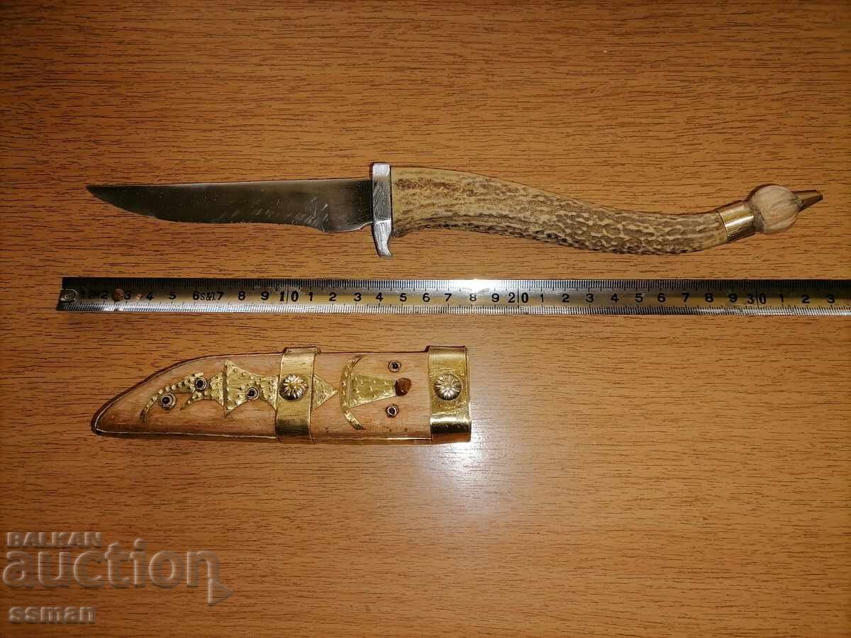 Licitație Cuțit cu mâner din corn sculptat
