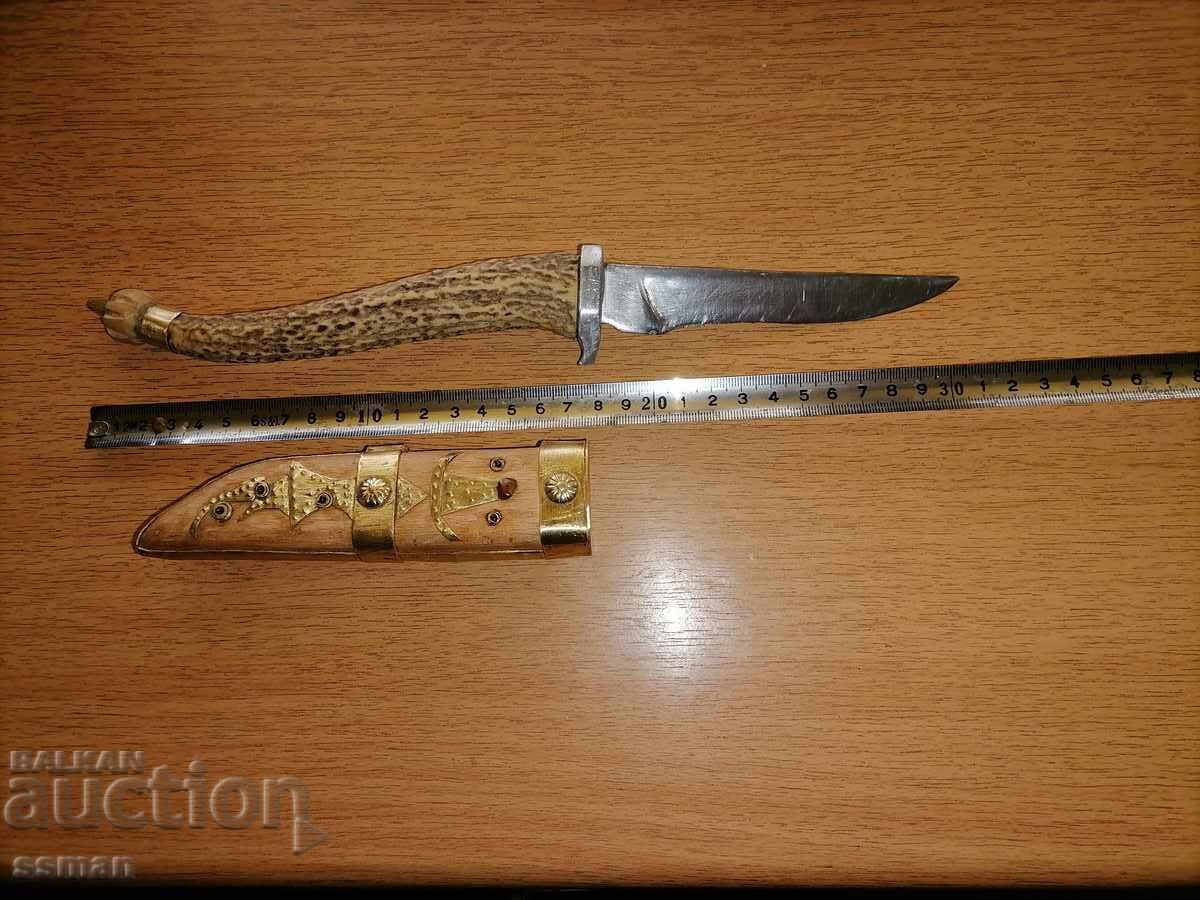 Livrarea Cuțit cu mâner din corn sculptat