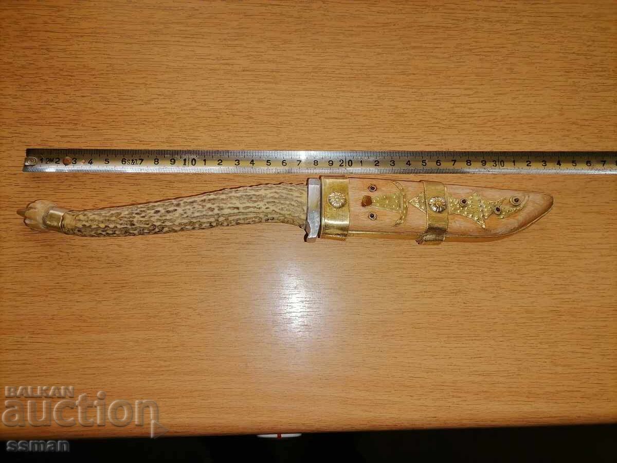 Cuțit cu mâner din corn sculptat