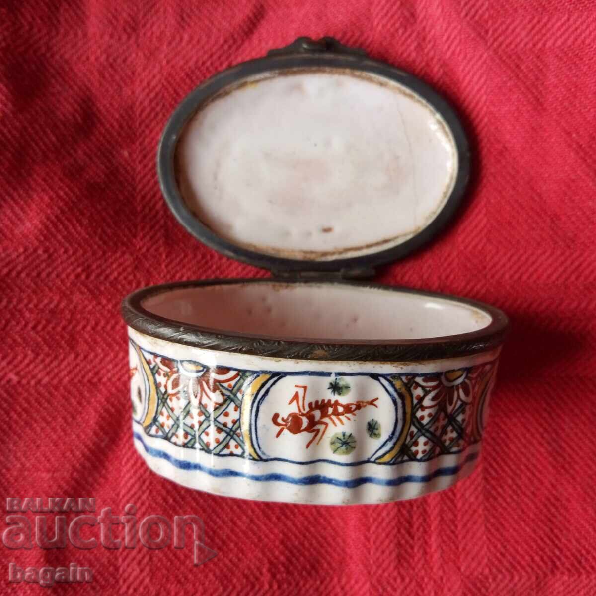 Кутия от 18-ти век. с цена € 50.00 | 97.79 лв.