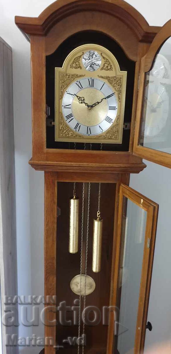 Ceas vechi de podea cu preț € 350.00 | 684.54 BGN