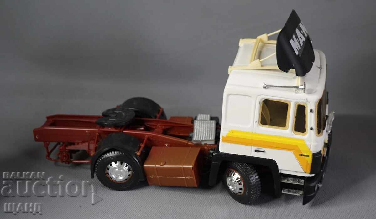 MAN Jucărie veche din plastic model machetă camion TIR cu preț € 5.54 | 10.84 BGN