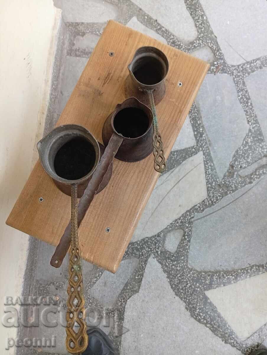 Доставка на Три стари медни джезвета