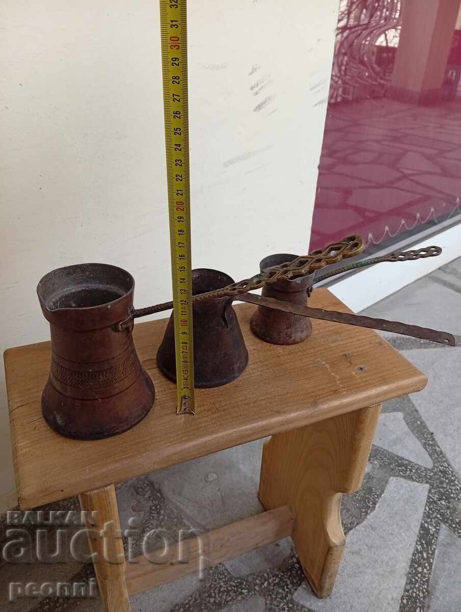 Три стари медни джезвета