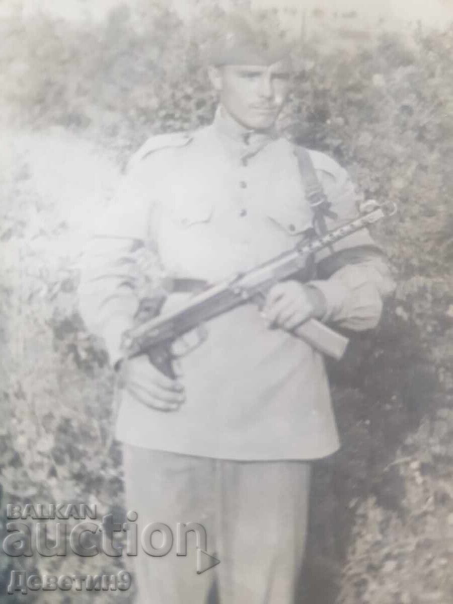 Δημοπρασία Στρατιώτης με αυτόματο όπλο