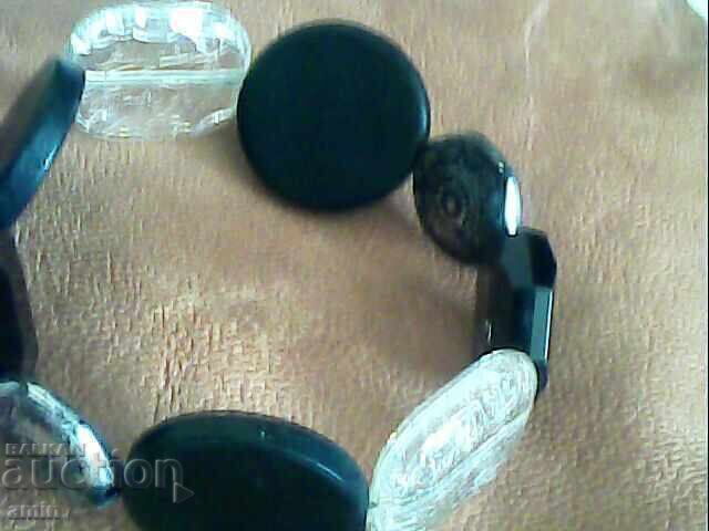 Доставка на лот от красиви гривни