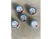 O mulțime de insigne