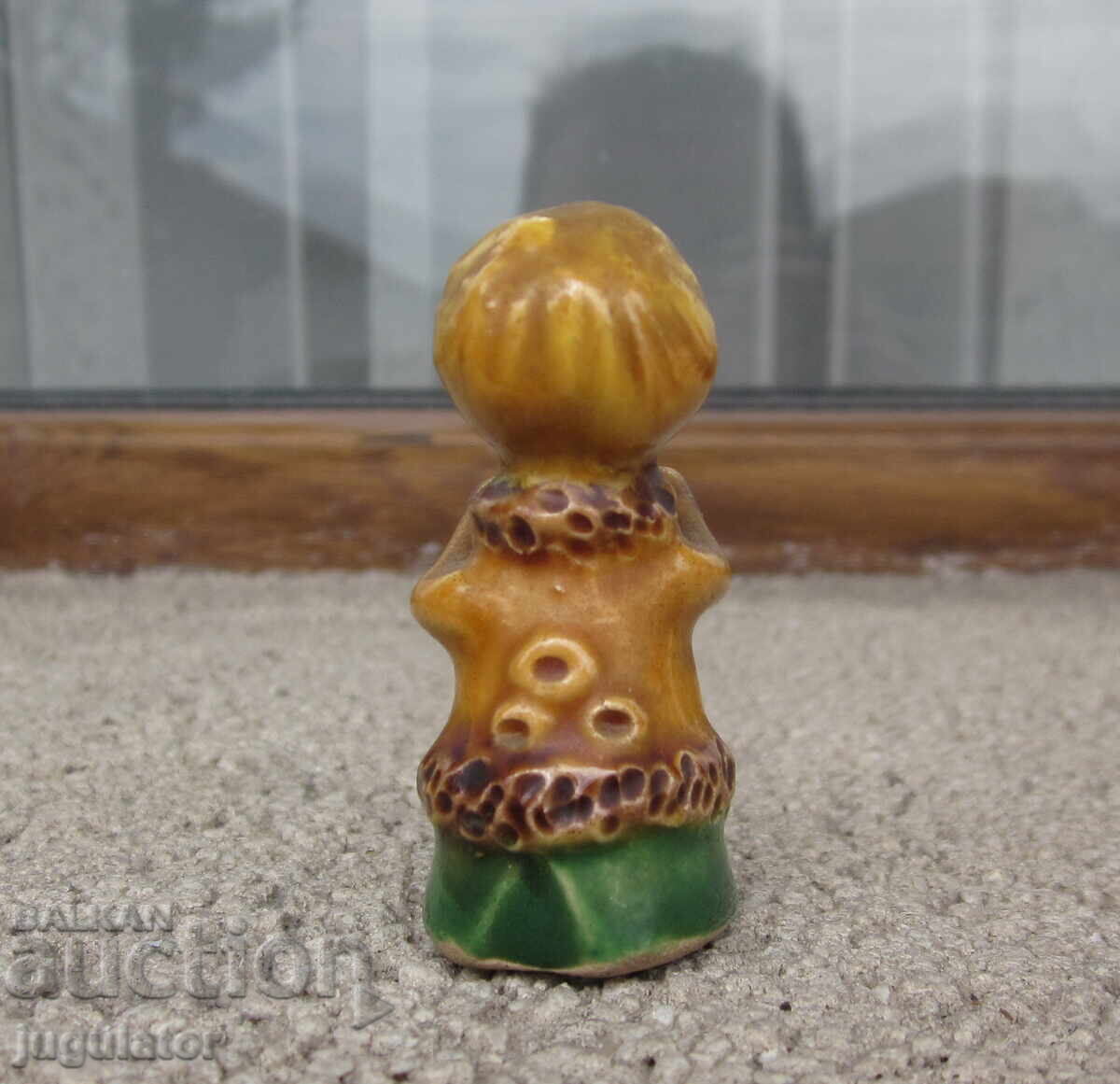 Παράδοση παλιά βουλγάρικη λαογραφική μικρή κεραμική φιγούρα