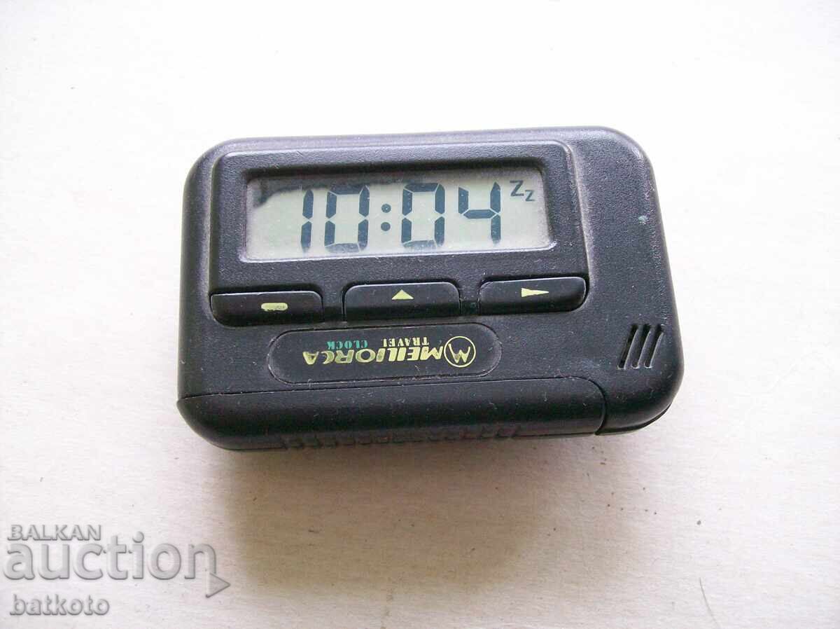 Стар работещ часовник будилник