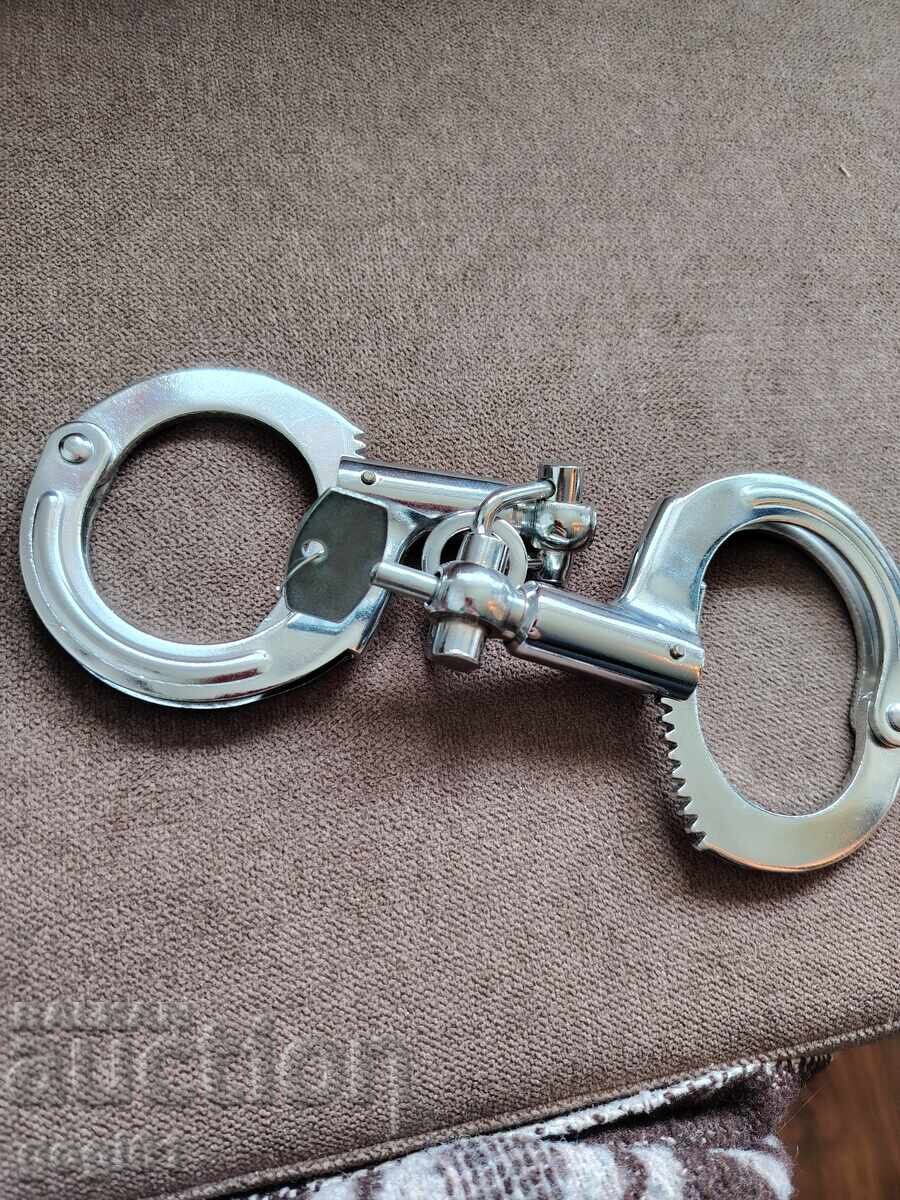 Cătușe de calitate cu preț € 15.00 | 29.34 BGN