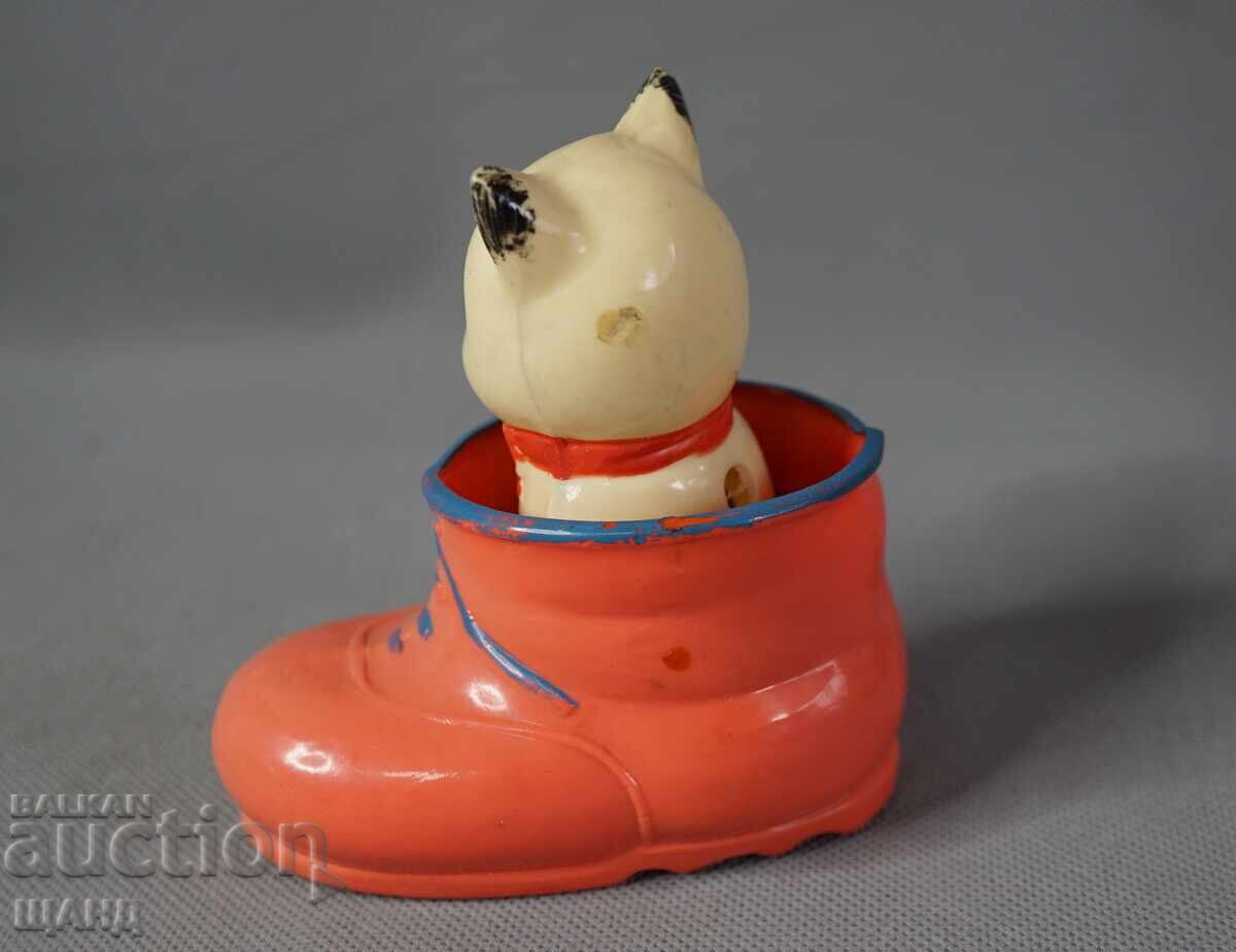 Veche figurină jucărie din plastic pisică în pantof cu preț € 5.45 | 10.66 BGN