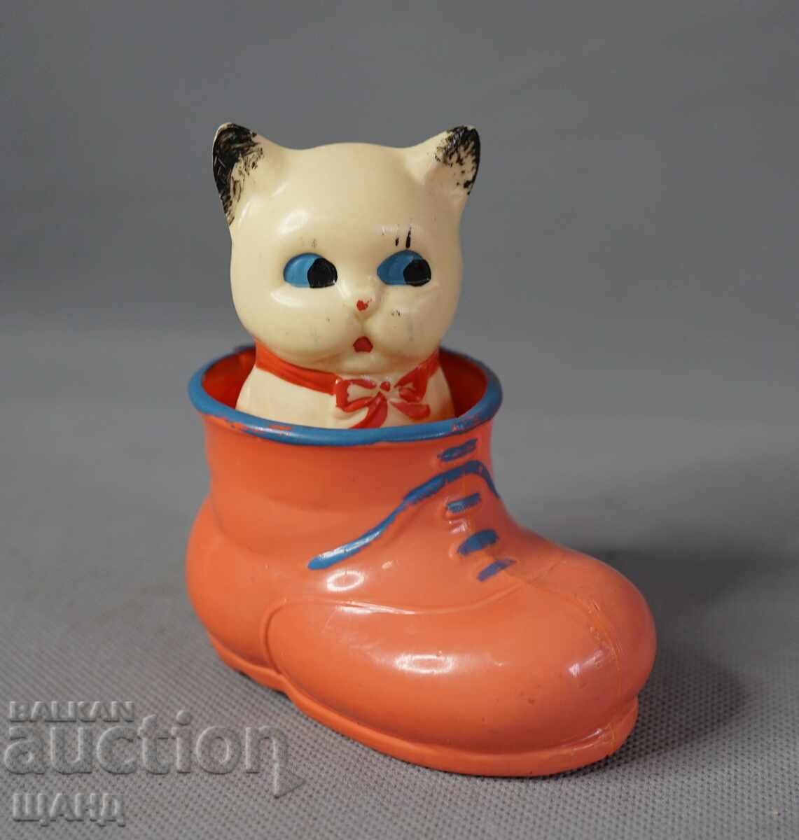 Veche figurină jucărie din plastic pisică în pantof