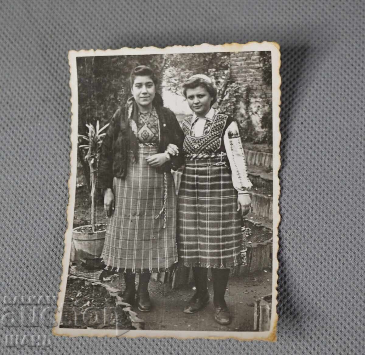 Fotografie veche cu femei în costume populare