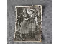 Стара снимка фотография жени с народни носии