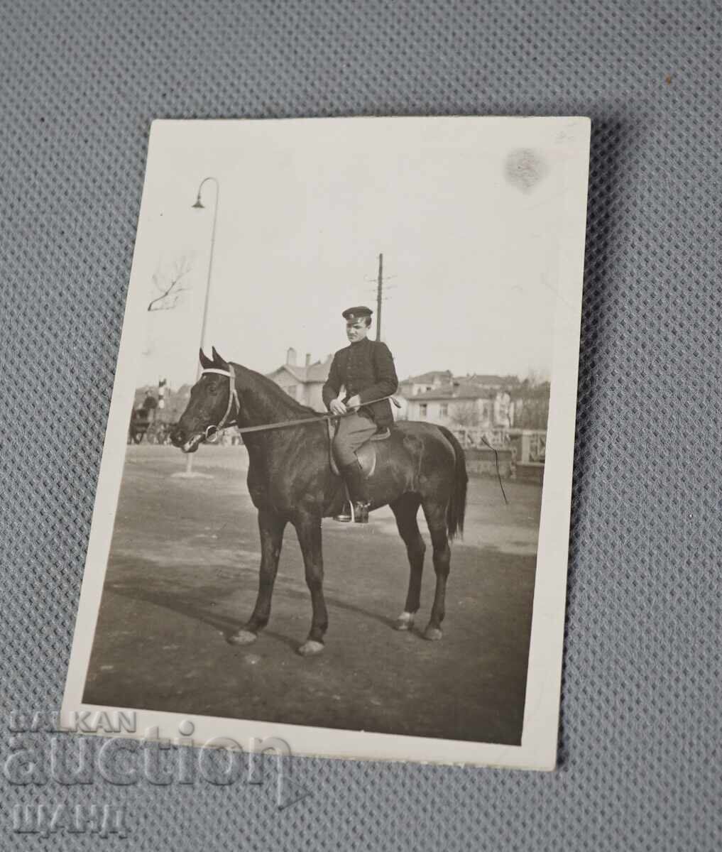 Παλιά στρατιωτική φωτογραφία αξιωματικός με στολή πάνω σε άλογο Γιάμπολ