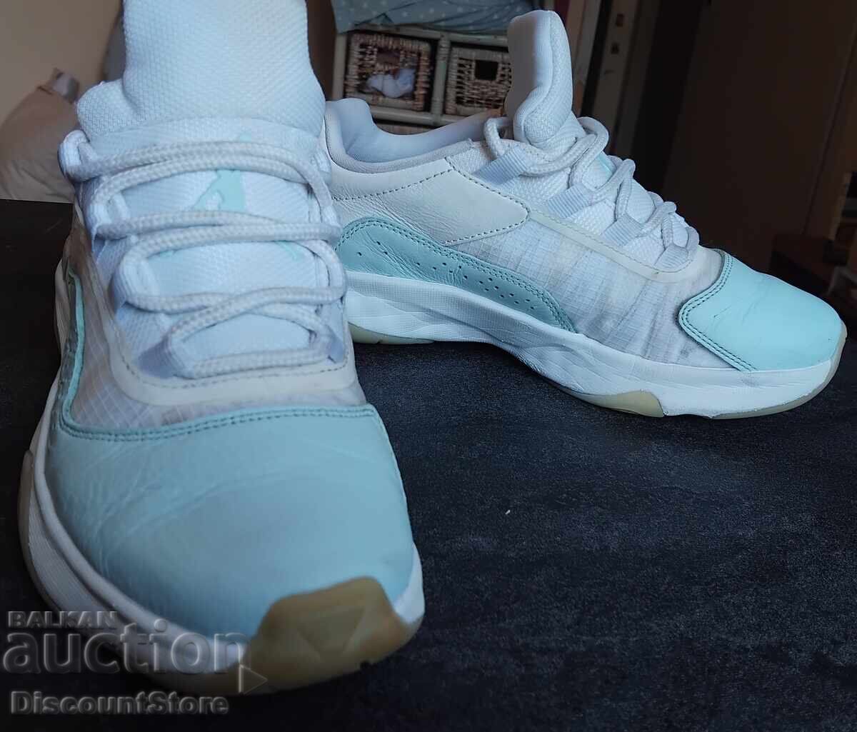 Παράδοση Γυναικεία Nike Air Jordan 11 CMFT Low, „Glacier Blue“- 36,5
