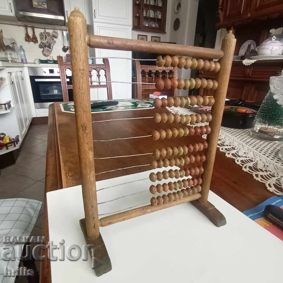 Licitație MĂTURĂ VECHIĂ DE LEMN