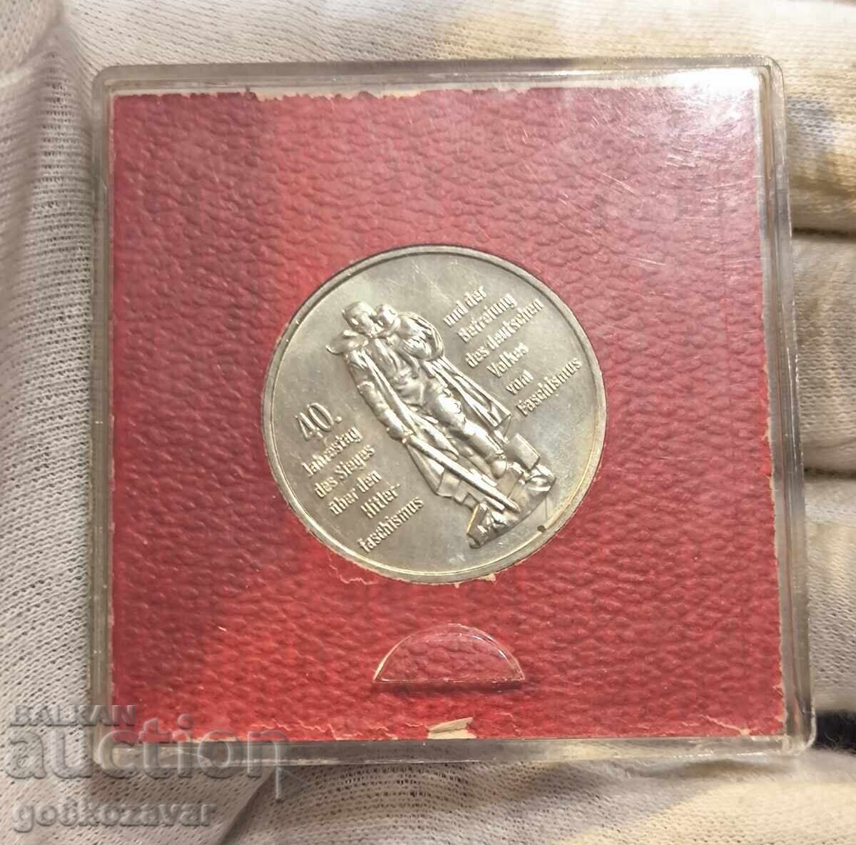 10 μάρκα 1985 Απελευθέρωση από τον φασισμό ST με κόκκινη ένθετη θήκη! με τιμή € 23.00 | 44.98 BGN