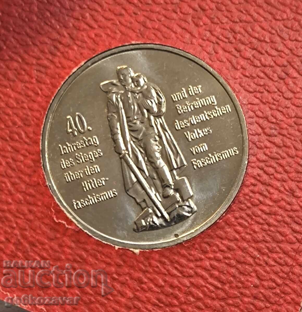 Παράδοση 10 μάρκα 1985 Απελευθέρωση από τον φασισμό ST με κόκκινη ένθετη θήκη!