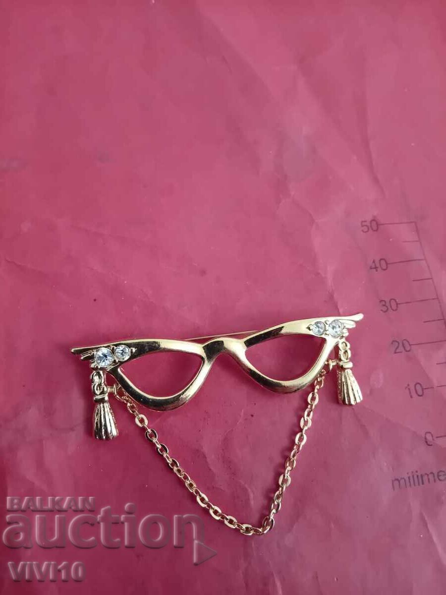 Antique brooch, glasses Antique brooch, glasses