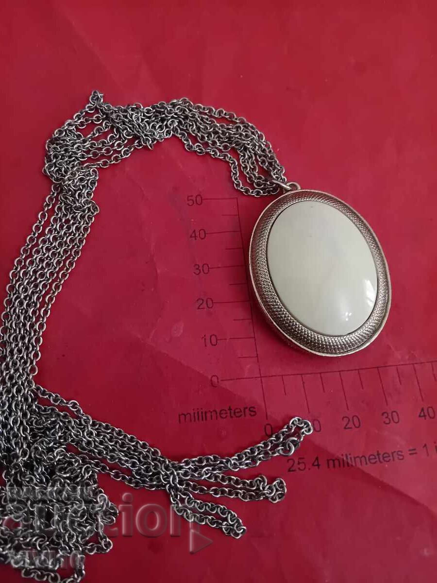 Αρχαίο κολιέ, λευκή πέτρα