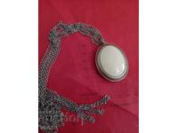 Αρχαίο κολιέ, λευκή πέτρα