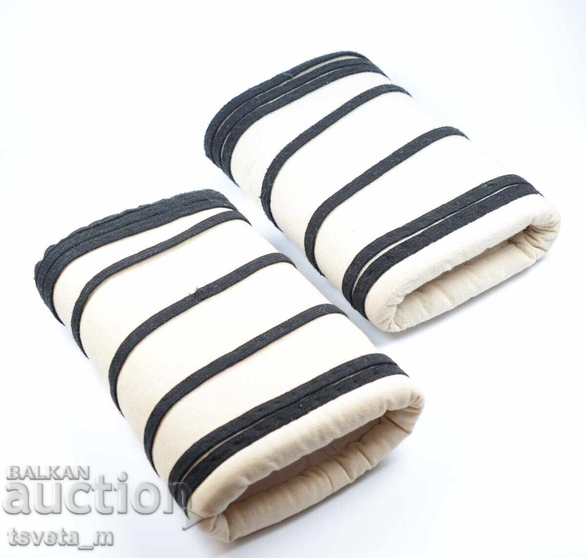 Ciorapi de lână lucrați manual pentru costum popular bulgăresc