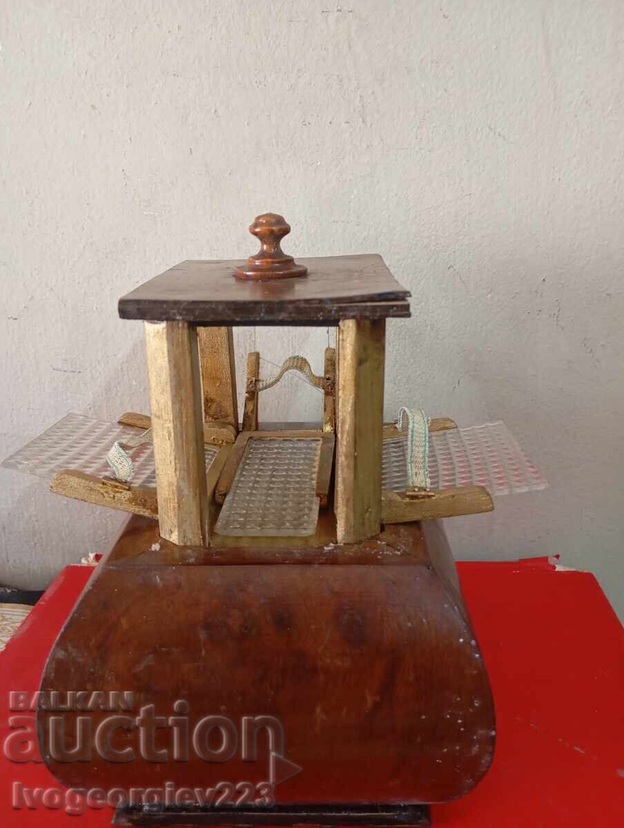 Vintage wooden cigarette box - 7